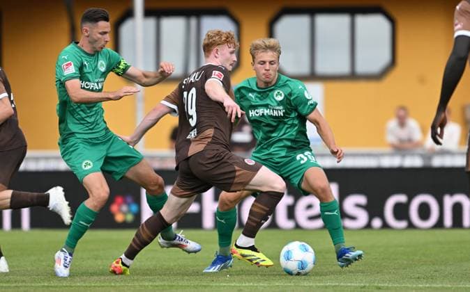 19.07.2024 - Fussball - Saison 2024 2025 - Testspiel Freundschaftsspiel Vorbereitungsspiel : SpVgg Greuther Fürth ( Kleeblatt ) - FC Sankt Pauli - - xwoxzix - Branimir Hrgota (10. SpVgg Greuther Fürth ) Robert Wagner (39, FC St. Pauli ) Philipp Müller (34, SpVgg Greuther Fürth )