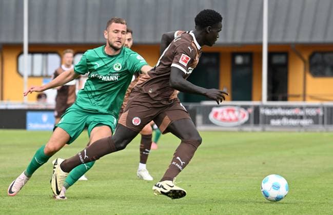 19.07.2024 - Fussball - Saison 2024 2025 - Testspiel Freundschaftsspiel Vorbereitungsspiel : SpVgg Greuther Fürth ( Kleeblatt ) - FC Sankt Pauli - - xwoxzix - Dennis Srbeny (7, SpVgg Greuther Fürth ) Muhammad Dahaba (34, FC St. Pauli )