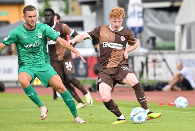 19.07.2024 - Fussball - Saison 2024 2025 - Testspiel Freundschaftsspiel Vorbereitungsspiel : SpVgg Greuther Fürth ( Kleeblatt ) - FC Sankt Pauli - - xwoxzix - Dennis Srbeny (7, SpVgg Greuther Fürth ) Robert Wagner (39, FC St. Pauli )
