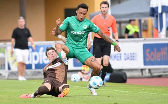 19.07.2024 - Fussball - Saison 2024 2025 - Testspiel Freundschaftsspiel Vorbereitungsspiel : SpVgg Greuther Fürth ( Kleeblatt ) - FC Sankt Pauli - - xwoxzix - Eric Smith (8, FC St. Pauli ) Roberto Massimo (11, SpVgg Greuther Fürth )