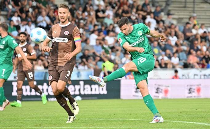 19.07.2024 - Fussball - Saison 2024 2025 - Testspiel Freundschaftsspiel Vorbereitungsspiel : SpVgg Greuther Fürth ( Kleeblatt ) - FC Sankt Pauli - - xwoxzix - Karlo Mets (3, FC St. Pauli ) Branimir Hrgota (10. SpVgg Greuther Fürth )