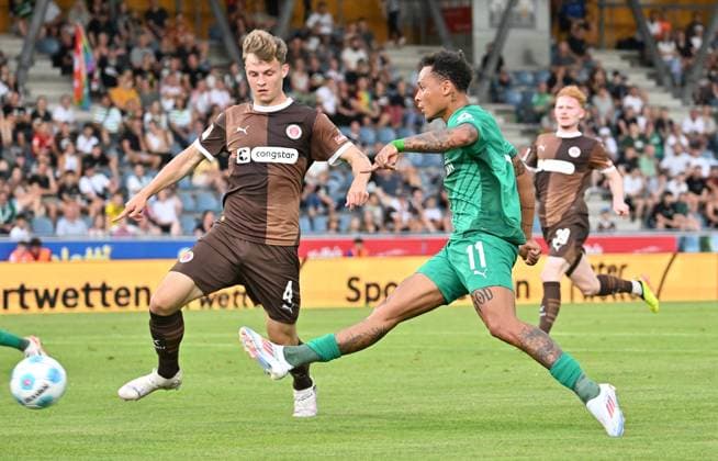 19.07.2024 - Fussball - Saison 2024 2025 - Testspiel Freundschaftsspiel Vorbereitungsspiel : SpVgg Greuther Fürth ( Kleeblatt ) - FC Sankt Pauli - - xwoxzix - Roberto Massimo (11, SpVgg Greuther Fürth ) erzielt Treffer Tor Torschuß zum 0:1 gegen David Nemeth (4, FC St. Pauli )