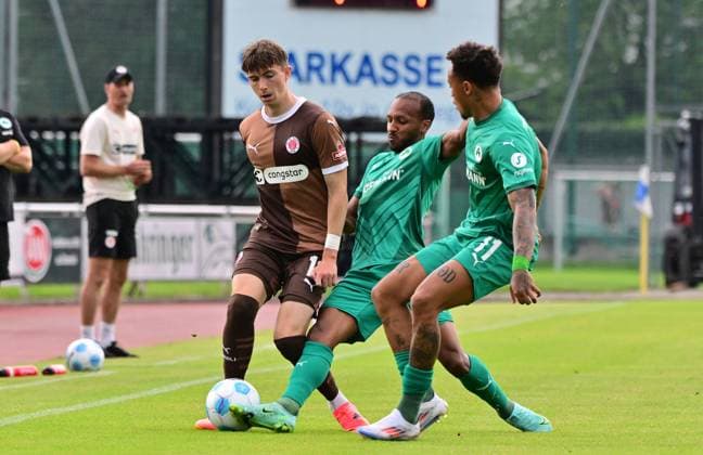 19.07.2024 - Fussball - Saison 2024 2025 - Testspiel Freundschaftsspiel Vorbereitungsspiel : SpVgg Greuther Fürth ( Kleeblatt ) - FC Sankt Pauli - MeZi - xmexzix - Scott Banks (18, FC St. Pauli ) Julian Green (37, SpVgg Greuther Fürth ) Roberto Massimo (11, SpVgg Greuther Fürth, rechts )