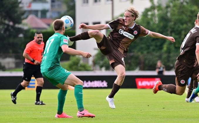 19.07.2024 - Fussball - Saison 2024 2025 - Testspiel Freundschaftsspiel Vorbereitungsspiel : SpVgg Greuther Fürth ( Kleeblatt ) - FC Sankt Pauli - MeZi - xmexzix - Gian Luca Gian-Luca Itter (27, SpVgg Greuther Fürth ) Theo Schröder (46, FC St. Pauli, rechts )