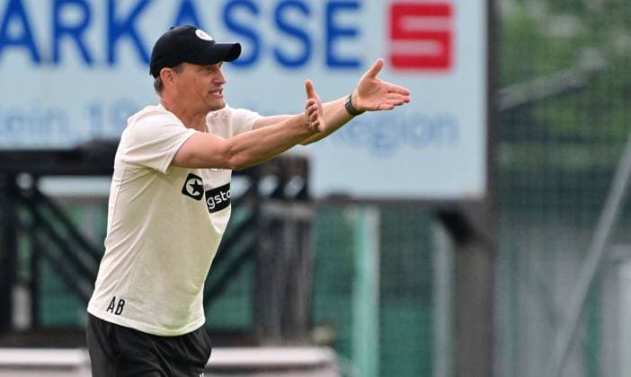 19.07.2024 - Fussball - Saison 2024 2025 - Testspiel Freundschaftsspiel Vorbereitungsspiel : SpVgg Greuther Fürth ( Kleeblatt ) - FC Sankt Pauli - MeZi - xmexzix - Alexander Blessin (Trainer FC St. Pauli )