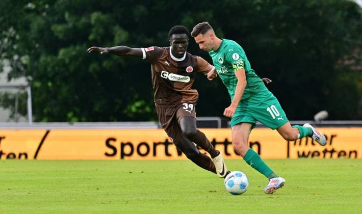 19.07.2024 - Fussball - Saison 2024 2025 - Testspiel Freundschaftsspiel Vorbereitungsspiel : SpVgg Greuther Fürth ( Kleeblatt ) - FC Sankt Pauli - MeZi - xmexzix - Muhammad Dahaba (34, FC St. Pauli, links ) Branimir Hrgota (10. SpVgg Greuther Fürth )