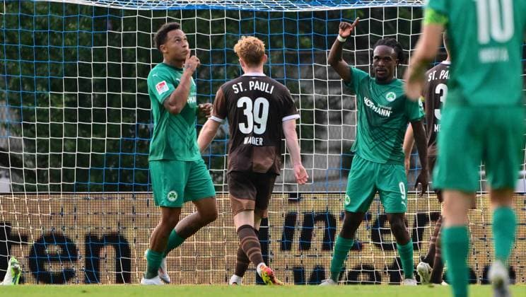 19.07.2024 - Fussball - Saison 2024 2025 - Testspiel Freundschaftsspiel Vorbereitungsspiel : SpVgg Greuther Fürth ( Kleeblatt ) - FC Sankt Pauli - MeZi - xmexzix - Torjubel Jubel Freude nach Treffer Tor Torschuß zum 1:0 durch Roberto Massimo (11, SpVgg Greuther Fürth )