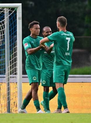 19.07.2024 - Fussball - Saison 2024 2025 - Testspiel Freundschaftsspiel Vorbereitungsspiel : SpVgg Greuther Fürth ( Kleeblatt ) - FC Sankt Pauli - MeZi - xmexzix - Torjubel Jubel Freude nach Treffer Tor Torschuß zum 1:0 durch Roberto Massimo (11, SpVgg Greuther Fürth ) mit Dennis Srbeny (7, SpVgg Greuther Fürth )