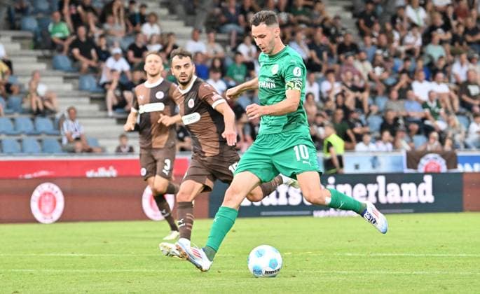 19.07.2024 - Fussball - Saison 2024 2025 - Testspiel Freundschaftsspiel Vorbereitungsspiel : SpVgg Greuther Fürth ( Kleeblatt ) - FC Sankt Pauli - - xwoxzix - Branimir Hrgota (10. SpVgg Greuther Fürth )