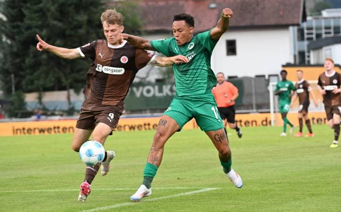 19.07.2024 - Fussball - Saison 2024 2025 - Testspiel Freundschaftsspiel Vorbereitungsspiel : SpVgg Greuther Fürth ( Kleeblatt ) - FC Sankt Pauli - - xwoxzix - David Nemeth (4, FC St. Pauli ) Roberto Massimo (11, SpVgg Greuther Fürth )