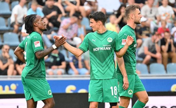 19.07.2024 - Fussball - Saison 2024 2025 - Testspiel Freundschaftsspiel Vorbereitungsspiel : SpVgg Greuther Fürth ( Kleeblatt ) - FC Sankt Pauli - - xwoxzix - Noel Futkeu (9, SpVgg Greuther Fürth ) erzielt Treffer Tor Torschuß zum 0:2 gegen Danel Sinani (15, FC St. Pauli ) - Noel Futkeu (9, SpVgg Greuther Fürth ) Marco Meyerhöfer Meyerhoefer (18, SpVgg Greuther Fürth ) Dennis Srbeny (7, SpVgg Greuther Fürth )