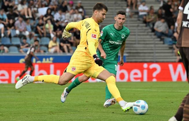 19.07.2024 - Fussball - Saison 2024 2025 - Testspiel Freundschaftsspiel Vorbereitungsspiel : SpVgg Greuther Fürth ( Kleeblatt ) - FC Sankt Pauli - - xwoxzix - Ben Voll (1, FC St. Pauli ) Branimir Hrgota (10. SpVgg Greuther Fürth )