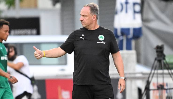 19.07.2024 - Fussball - Saison 2024 2025 - Testspiel Freundschaftsspiel Vorbereitungsspiel : SpVgg Greuther Fürth ( Kleeblatt ) - FC Sankt Pauli - - xwoxzix - Alexander Zorniger ( Trainer SpVgg Greuther Fürth ) Daumen hoch Daumen nach oben