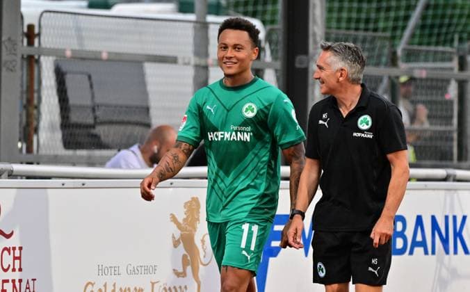 19.07.2024 - Fussball - Saison 2024 2025 - Testspiel Freundschaftsspiel Vorbereitungsspiel : SpVgg Greuther Fürth ( Kleeblatt ) - FC Sankt Pauli - MeZi - xmexzix - Roberto Massimo (11, SpVgg Greuther Fürth ) Michael Schleinkofer (Athletik-Trainer SpVgg Greuther Fürth, rechts )
