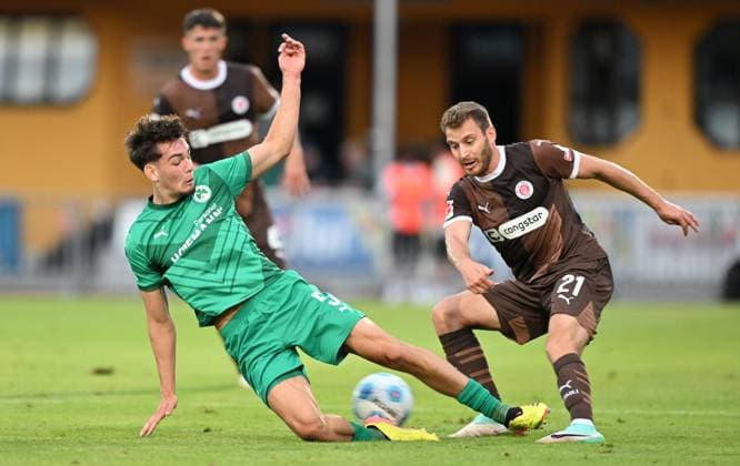 19.07.2024 - Fussball - Saison 2024 2025 - Testspiel Freundschaftsspiel Vorbereitungsspiel : SpVgg Greuther Fürth ( Kleeblatt ) - FC Sankt Pauli - - xwoxzix - Reno Münz Muenz (5, SpVgg Greuther Fürth ) Lars Ritzka (21, FC St. Pauli )