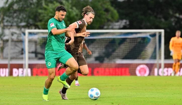 19.07.2024 - Fussball - Saison 2024 2025 - Testspiel Freundschaftsspiel Vorbereitungsspiel : SpVgg Greuther Fürth ( Kleeblatt ) - FC Sankt Pauli - MeZi - xmexzix - Oualid Mhamdi (3, SpVgg Greuther Fürth ) vor Connor Metcalfe (24, FC St. Pauli )