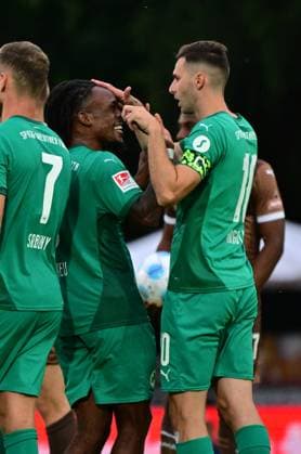 19.07.2024 - Fussball - Saison 2024 2025 - Testspiel Freundschaftsspiel Vorbereitungsspiel : SpVgg Greuther Fürth ( Kleeblatt ) - FC Sankt Pauli - MeZi - xmexzix - Torjubel Jubel Freude nach Treffer Tor Torschuß zum 3:0 durch Noel Futkeu (9, SpVgg Greuther Fürth ) mit Branimir Hrgota (10. SpVgg Greuther Fürth, rechts )