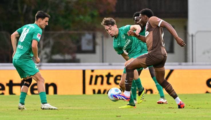19.07.2024 - Fussball - Saison 2024 2025 - Testspiel Freundschaftsspiel Vorbereitungsspiel : SpVgg Greuther Fürth ( Kleeblatt ) - FC Sankt Pauli - MeZi - xmexzix - Oladapo Afolayan (17, FC St. Pauli, rechts ) Reno Münz Muenz (5, SpVgg Greuther Fürth ) - links Marco Meyerhöfer Meyerhoefer (18, SpVgg Greuther Fürth )