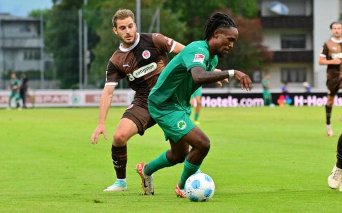 19.07.2024 - Fussball - Saison 2024 2025 - Testspiel Freundschaftsspiel Vorbereitungsspiel : SpVgg Greuther Fürth ( Kleeblatt ) - FC Sankt Pauli - MeZi - xmexzix - Noel Futkeu (9, SpVgg Greuther Fürth ) vor Lars Ritzka (21, FC St. Pauli )