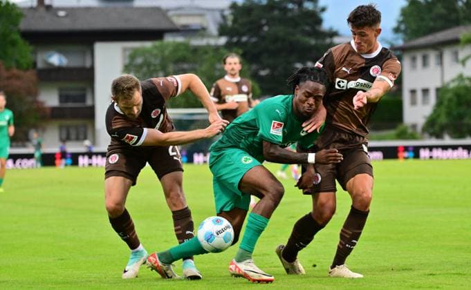19.07.2024 - Fussball - Saison 2024 2025 - Testspiel Freundschaftsspiel Vorbereitungsspiel : SpVgg Greuther Fürth ( Kleeblatt ) - FC Sankt Pauli - MeZi - xmexzix - Noel Futkeu (9, SpVgg Greuther Fürth ) vor Lars Ritzka (21, FC St. Pauli, links ) Emil Staugaard (45, FC St. Pauli, rechts )