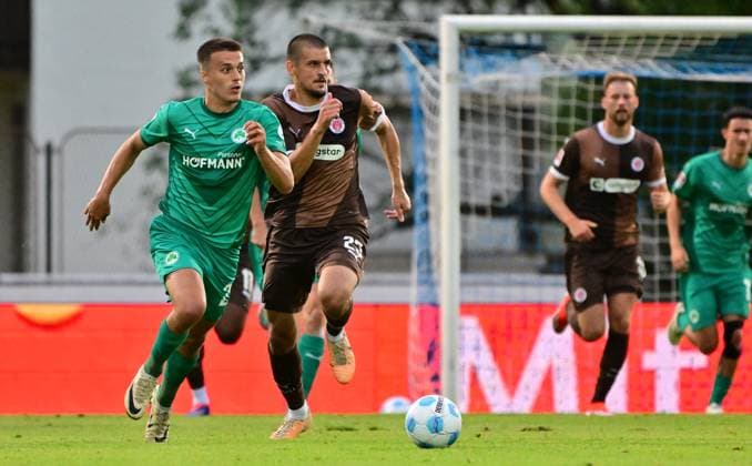 19.07.2024 - Fussball - Saison 2024 2025 - Testspiel Freundschaftsspiel Vorbereitungsspiel : SpVgg Greuther Fürth ( Kleeblatt ) - FC Sankt Pauli - MeZi - xmexzix - Leander Popp (20, SpVgg Greuther Fürth ) vor Adam Dzwigala (25, FC St. Pauli )