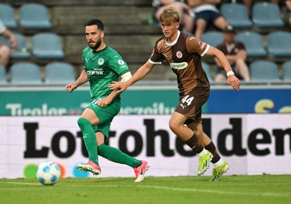 19.07.2024 - Fussball - Saison 2024 2025 - Testspiel Freundschaftsspiel Vorbereitungsspiel : SpVgg Greuther Fürth ( Kleeblatt ) - FC Sankt Pauli - - xwoxzix - Niko Gießelmann Giesselmann (17, SpVgg Greuther Fürth ) Noah Palapies (44, FC St. Pauli )