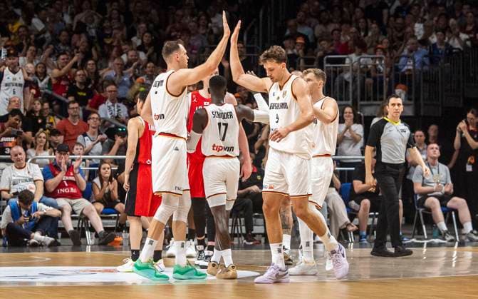 19.07.2024, Basketball, Herren, Länderspiel, Freundschaftsspiel, Deutschland - Japan Johannes Voigtmann (Deutschland, li, vorne) und Franz Wagner (Deutschland, re., vorne) klatschen ab. Berlin Uber Arena Berlin Deutschland *** 19 07 2024, Basketball, Men, International match, Friendly match, Germany Japan Johannes Voigtmann Germany, left, front and Franz Wagner Germany, right, front clap Berlin Uber Arena Berlin Germany
