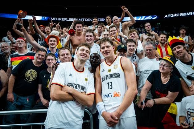 Sport Bilder des Tages Basketball Berlin 19.07.2024 Länderspiel Testspiel Männer Deutschland (GER) - Japan (JPN) Franz Wagner (Deutschland, No.09) Moritz Wagner (Deutschland, No.13) fans