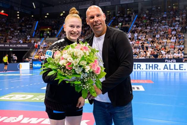 Stuttgart, Deutschland: Handball Frauen Länderspiel - Deutschland - Ungarn Meike Schmelzer (Deutschland), DHB Vorstand Axel Kromer Stuttgart Porsche Arena Baden-Württemberg Deutschland