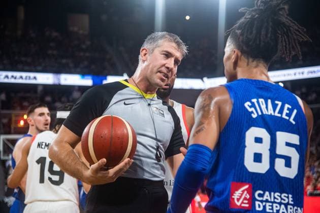 L’arbitre avertit Matthew Strazel (France) BASKET : France x Canada - Match de preparation JO - 19 07 2024 BaptisteAutissier Panoramic 