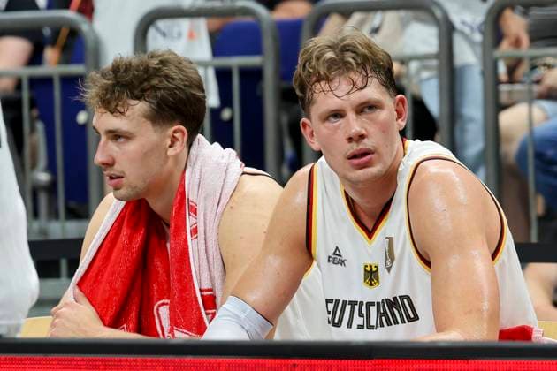 Franz Wagner (Germany) und Moritz Wagner (Germany) schauen, Friendly match, Germany vs Japan, Uber Arena, 19.07.2024, Berlin, Deutschland.