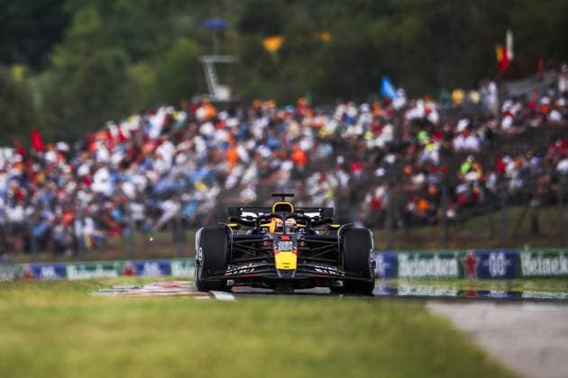 01 VERSTAPPEN Max (nld), Red Bull Racing RB20, action during the Formula 1 Hungarian Grand Prix 2024, 13th round of the 2024 Formula One World Championship, WM, Weltmeisterschaft from July 19 to 21, 2024 on the Hungaroring, in Mogyorod, Hungary - F1 - HUNGARIAN GRAND PRIX 2024 DPPI Panoramic  240720_R13_UNGHERIA_DP_EA015282