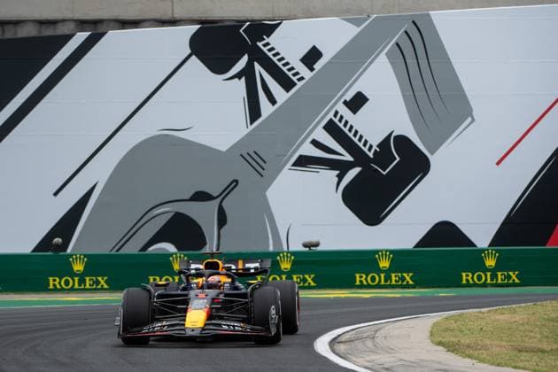 Max Verstappen (Oracle Red Bull Racing, Niederlande, 01) im RedBull RB20, vor dem Gemaelde eines silbernen Formel 1 - Auto und Rolex Branding, HUN, Formel 1 Weltmeisterschaft, Grand Prix von Ungarn, Hungaroring, Freies Training, 20.07.2024 HUN, Formel 1 Weltmeisterschaft, Grand Prix von Ungarn, Hungaroring, Freies Training, 20.07.2024 Mogyorod Copyright: xEibner-Pressefoto Memmlerx EP_MMR