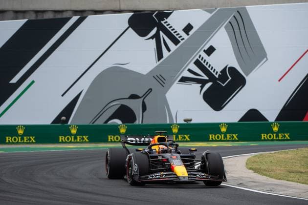 Max Verstappen (Oracle Red Bull Racing, Niederlande, 01) im RedBull RB20, vor dem Gemaelde eines silbernen Formel 1 - Auto und Rolex Branding, HUN, Formel 1 Weltmeisterschaft, Grand Prix von Ungarn, Hungaroring, Freies Training, 20.07.2024 HUN, Formel 1 Weltmeisterschaft, Grand Prix von Ungarn, Hungaroring, Freies Training, 20.07.2024 Mogyorod Copyright: xEibner-Pressefoto Memmlerx EP_MMR
