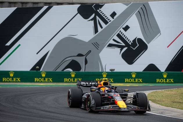 Sergio Checo Perez (Oracle Red Bull Racing, Mexiko, 11) im RedBull RB20 vor dem Gemaelde eines silbernen Formel 1 - Auto und Rolex Branding, HUN, Formel 1 Weltmeisterschaft, Grand Prix von Ungarn, Hungaroring, Freies Training, 20.07.2024 HUN, Formel 1 Weltmeisterschaft, Grand Prix von Ungarn, Hungaroring, Freies Training, 20.07.2024 Mogyorod Copyright: xEibner-Pressefoto Memmlerx EP_MMR