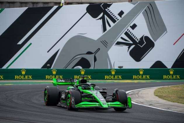 Valtteri Bottas (Stake F1 Team Kick Sauber, Finnland, 77) im Sauber C44 vor dem Gemaelde eines silbernen Formel 1 - Auto und Rolex Branding, HUN, Formel 1 Weltmeisterschaft, Grand Prix von Ungarn, Hungaroring, Freies Training, 20.07.2024 HUN, Formel 1 Weltmeisterschaft, Grand Prix von Ungarn, Hungaroring, Freies Training, 20.07.2024 Mogyorod Copyright: xEibner-Pressefoto Memmlerx EP_MMR