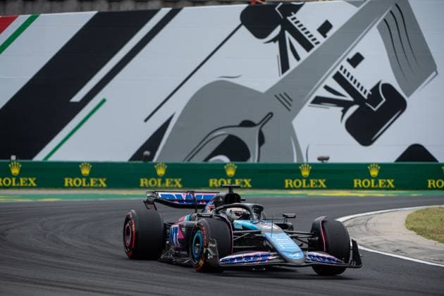 Esteban Ocon (BWT Alpine F1 Team, Frankreich, 31) im Alpine A524 vor dem Gemaelde eines silbernen Formel 1 - Auto und Rolex Branding, HUN, Formel 1 Weltmeisterschaft, Grand Prix von Ungarn, Hungaroring, Freies Training, 20.07.2024 HUN, Formel 1 Weltmeisterschaft, Grand Prix von Ungarn, Hungaroring, Freies Training, 20.07.2024 Mogyorod Copyright: xEibner-Pressefoto Memmlerx EP_MMR