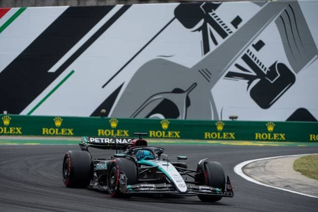 George Russell (Mercedes AMG Petronas Formula One Team, Großbritannien, 63) im Mercedes-AMG F1 W15 E Performance vor dem Gemaelde eines silbernen Formel 1 - Auto und Rolex Branding, HUN, Formel 1 Weltmeisterschaft, Grand Prix von Ungarn, Hungaroring, Freies Training, 20.07.2024 HUN, Formel 1 Weltmeisterschaft, Grand Prix von Ungarn, Hungaroring, Freies Training, 20.07.2024 Mogyorod Copyright: xEibner-Pressefoto Memmlerx EP_MMR
