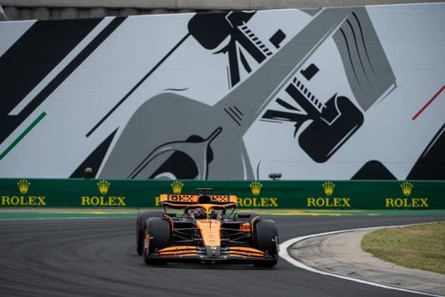 Oscar Piastri (McLaren Formula 1 Team, Australien, 81) im McLaren MCL38 vor dem Gemaelde eines silbernen Formel 1 - Auto und Rolex Branding, HUN, Formel 1 Weltmeisterschaft, Grand Prix von Ungarn, Hungaroring, Freies Training, 20.07.2024 HUN, Formel 1 Weltmeisterschaft, Grand Prix von Ungarn, Hungaroring, Freies Training, 20.07.2024 Mogyorod Copyright: xEibner-Pressefoto Memmlerx EP_MMR