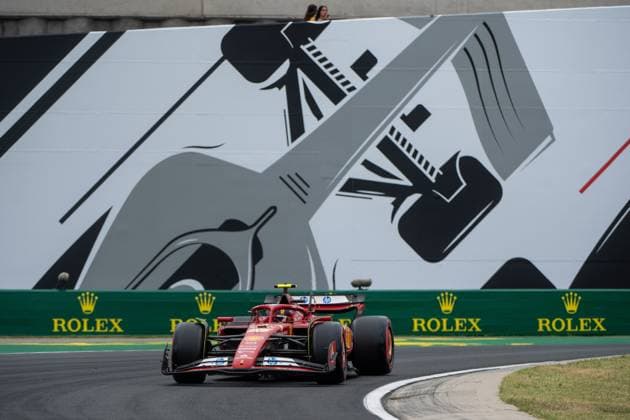 Carlos Sainz (Scuderia Ferrari HP, Spanien, 55) im Ferrari SF-24 vor dem Gemaelde eines silbernen Formel 1 - Auto und Rolex Branding, HUN, Formel 1 Weltmeisterschaft, Grand Prix von Ungarn, Hungaroring, Freies Training, 20.07.2024 HUN, Formel 1 Weltmeisterschaft, Grand Prix von Ungarn, Hungaroring, Freies Training, 20.07.2024 Mogyorod Copyright: xEibner-Pressefoto Memmlerx EP_MMR
