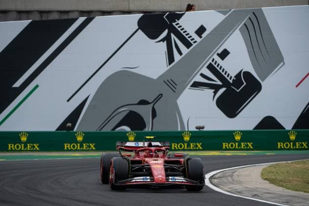 Carlos Sainz (Scuderia Ferrari HP, Spanien, 55) im Ferrari SF-24 vor dem Gemaelde eines silbernen Formel 1 - Auto und Rolex Branding, HUN, Formel 1 Weltmeisterschaft, Grand Prix von Ungarn, Hungaroring, Freies Training, 20.07.2024 HUN, Formel 1 Weltmeisterschaft, Grand Prix von Ungarn, Hungaroring, Freies Training, 20.07.2024 Mogyorod Copyright: xEibner-Pressefoto Memmlerx EP_MMR