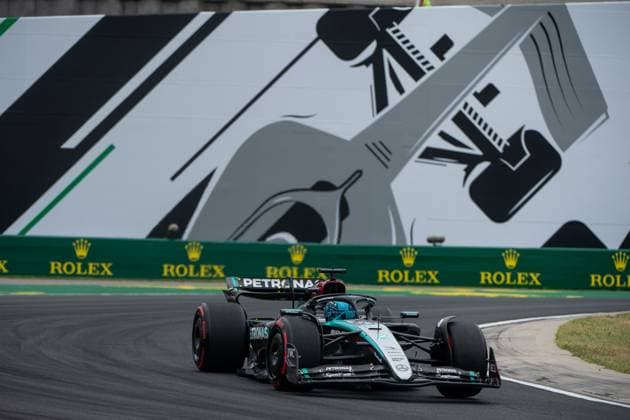 George Russell (Mercedes AMG Petronas Formula One Team, Großbritannien, 63) im Mercedes-AMG F1 W15 E Performance vor dem Gemaelde eines silbernen Formel 1 - Auto und Rolex Branding, HUN, Formel 1 Weltmeisterschaft, Grand Prix von Ungarn, Hungaroring, Freies Training, 20.07.2024 HUN, Formel 1 Weltmeisterschaft, Grand Prix von Ungarn, Hungaroring, Freies Training, 20.07.2024 Mogyorod Copyright: xEibner-Pressefoto Memmlerx EP_MMR