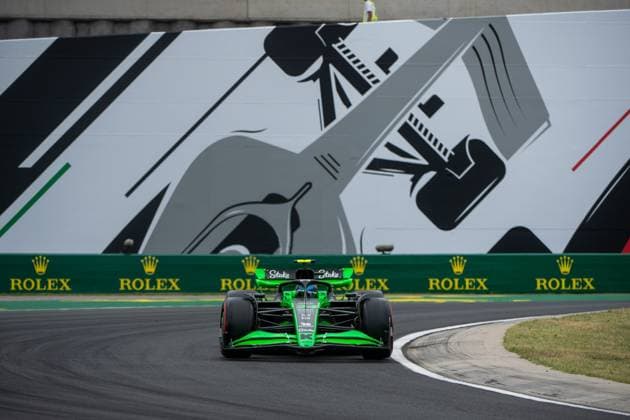 Zhou Guanyu (Stake F1 Team Kick Sauber, China, 24) im Sauber C44 vor dem Gemaelde eines silbernen Formel 1 - Auto und Rolex Branding, HUN, Formel 1 Weltmeisterschaft, Grand Prix von Ungarn, Hungaroring, Freies Training, 20.07.2024 HUN, Formel 1 Weltmeisterschaft, Grand Prix von Ungarn, Hungaroring, Freies Training, 20.07.2024 Mogyorod Copyright: xEibner-Pressefoto Memmlerx EP_MMR