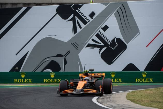 Lando Norris (McLaren Formula 1 Team, Großbritannien, 04) im McLaren MCL38 vor dem Gemaelde eines silbernen Formel 1 - Auto und Rolex Branding, HUN, Formel 1 Weltmeisterschaft, Grand Prix von Ungarn, Hungaroring, Freies Training, 20.07.2024 HUN, Formel 1 Weltmeisterschaft, Grand Prix von Ungarn, Hungaroring, Freies Training, 20.07.2024 Mogyorod Copyright: xEibner-Pressefoto Memmlerx EP_MMR
