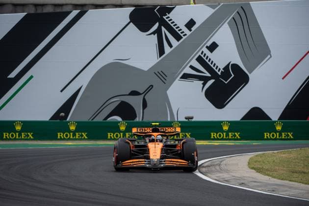 Lando Norris (McLaren Formula 1 Team, Großbritannien, 04) im McLaren MCL38 vor dem Gemaelde eines silbernen Formel 1 - Auto und Rolex Branding, HUN, Formel 1 Weltmeisterschaft, Grand Prix von Ungarn, Hungaroring, Freies Training, 20.07.2024 HUN, Formel 1 Weltmeisterschaft, Grand Prix von Ungarn, Hungaroring, Freies Training, 20.07.2024 Mogyorod Copyright: xEibner-Pressefoto Memmlerx EP_MMR