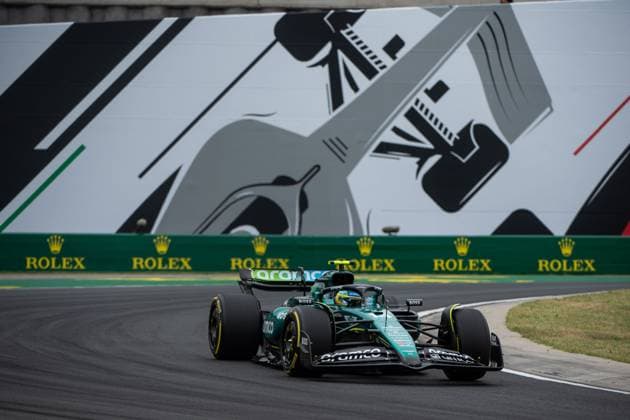 Fernando Alonso (Aston Martin Aramco Formula One Team, Spanien, 14) im Aston Martin AMR24 vor dem Gemaelde eines silbernen Formel 1 - Auto und Rolex Branding, HUN, Formel 1 Weltmeisterschaft, Grand Prix von Ungarn, Hungaroring, Freies Training, 20.07.2024 HUN, Formel 1 Weltmeisterschaft, Grand Prix von Ungarn, Hungaroring, Freies Training, 20.07.2024 Mogyorod Copyright: xEibner-Pressefoto Memmlerx EP_MMR