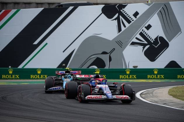 Yuki Tsunoda (Visa Cash App RB Formula One Team Racing Bulls, Japan, 22) im VCARB 01 vorPierre Gasly (BWT Alpine F1 Team, Frankreich, 10) vor dem Gemaelde eines silbernen Formel 1 - Auto und Rolex Branding, HUN, Formel 1 Weltmeisterschaft, Grand Prix von Ungarn, Hungaroring, Freies Training, 20.07.2024 HUN, Formel 1 Weltmeisterschaft, Grand Prix von Ungarn, Hungaroring, Freies Training, 20.07.2024 Mogyorod Copyright: xEibner-Pressefoto Memmlerx EP_MMR