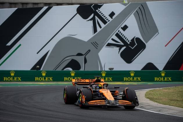 Oscar Piastri (McLaren Formula 1 Team, Australien, 81) im McLaren MCL38 vor dem Gemaelde eines silbernen Formel 1 - Auto und Rolex Branding, HUN, Formel 1 Weltmeisterschaft, Grand Prix von Ungarn, Hungaroring, Freies Training, 20.07.2024 HUN, Formel 1 Weltmeisterschaft, Grand Prix von Ungarn, Hungaroring, Freies Training, 20.07.2024 Mogyorod Copyright: xEibner-Pressefoto Memmlerx EP_MMR