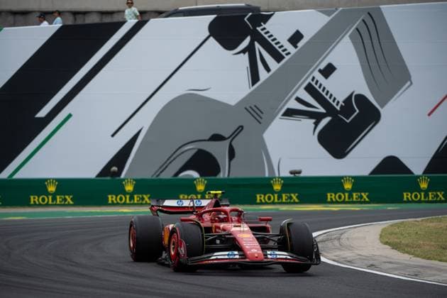 Carlos Sainz (Scuderia Ferrari HP, Spanien, 55) im Ferrari SF-24 vor dem Gemaelde eines silbernen Formel 1 - Auto und Rolex Branding, HUN, Formel 1 Weltmeisterschaft, Grand Prix von Ungarn, Hungaroring, Freies Training, 20.07.2024 HUN, Formel 1 Weltmeisterschaft, Grand Prix von Ungarn, Hungaroring, Freies Training, 20.07.2024 Mogyorod Copyright: xEibner-Pressefoto Memmlerx EP_MMR