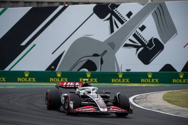 Nico Huelkenberg (MoneyGram Haas F1 Team, Deutschland, 27) im Haas VF-24 vor dem Gemaelde eines silbernen Formel 1 - Auto und Rolex Branding, HUN, Formel 1 Weltmeisterschaft, Grand Prix von Ungarn, Hungaroring, Freies Training, 20.07.2024 HUN, Formel 1 Weltmeisterschaft, Grand Prix von Ungarn, Hungaroring, Freies Training, 20.07.2024 Mogyorod Copyright: xEibner-Pressefoto Memmlerx EP_MMR